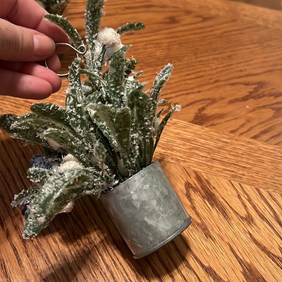 Set of 10 place card holder  leaf tree and ornament in a festive silver bucket. - Picture 4 of 6